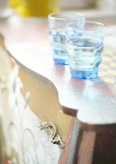 桌子古桌蓝色杯子图片