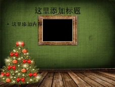 
圣诞树与墙上的画框图片
