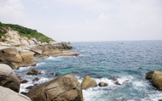海南蜈支洲岛海水拍打岩石图片